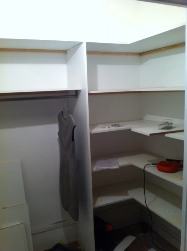 Dressing sur mesure en cours de réalisation : étagères d’angle et montants blancs