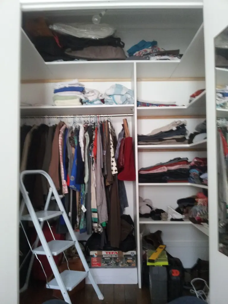 Dressing sur mesure blanc avec penderie et étagères, réalisé dans un appartement parisien