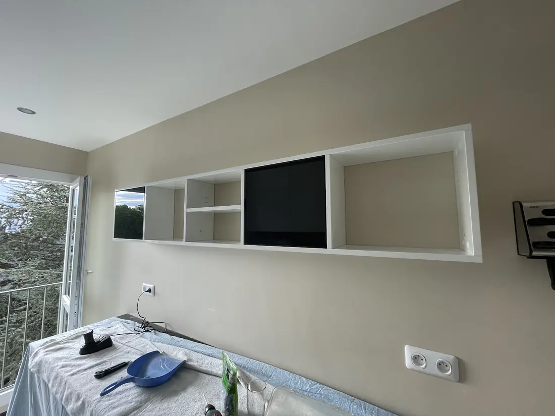Étagère murale blanche sur mesure avec emplacement pour téléviseur