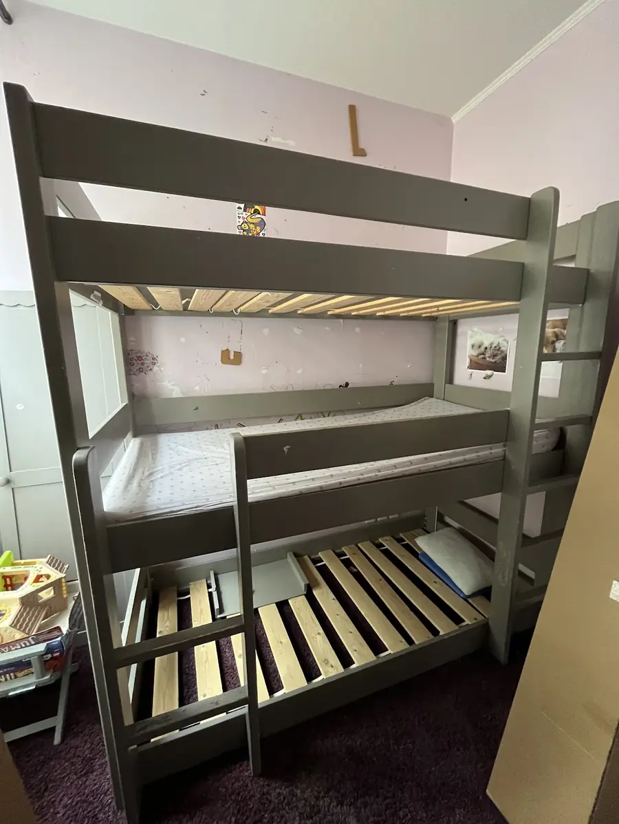 Lits superposés en bois gris montés dans une chambre d’enfant
