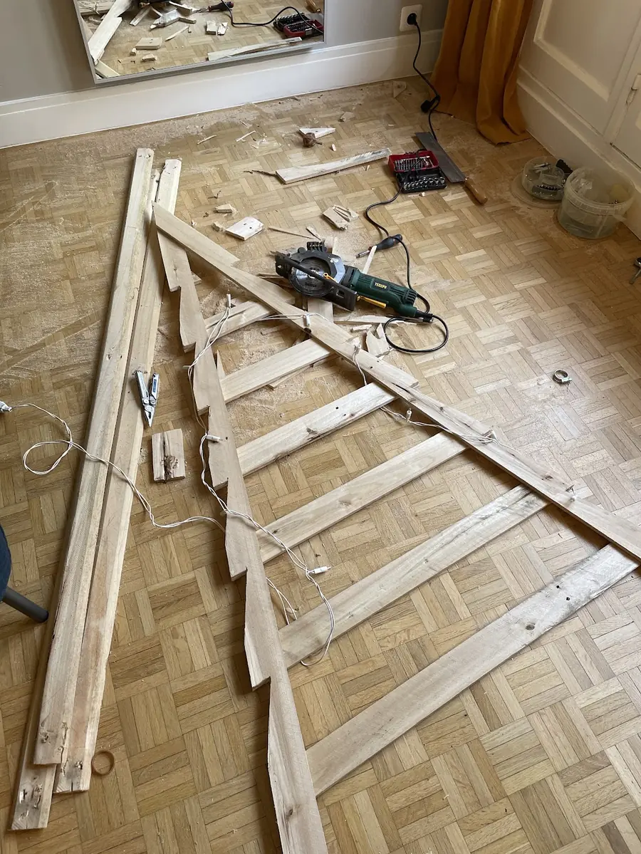 Parquet en cours de réparation : lames posées au sol et outils sur le chantier
